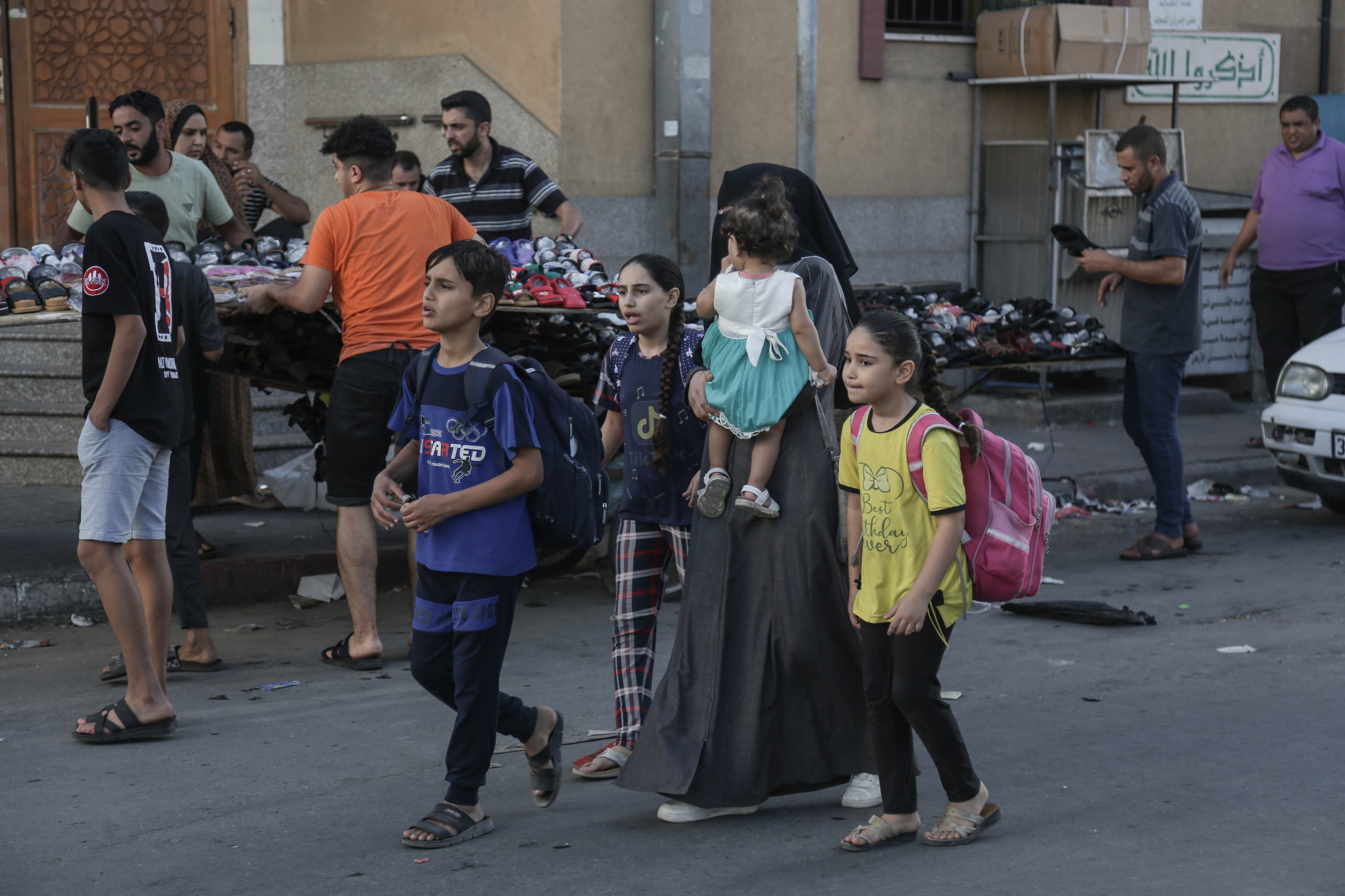 Familias en Gaza, este viernes. EFE/EPA/HAITHAM IMAD