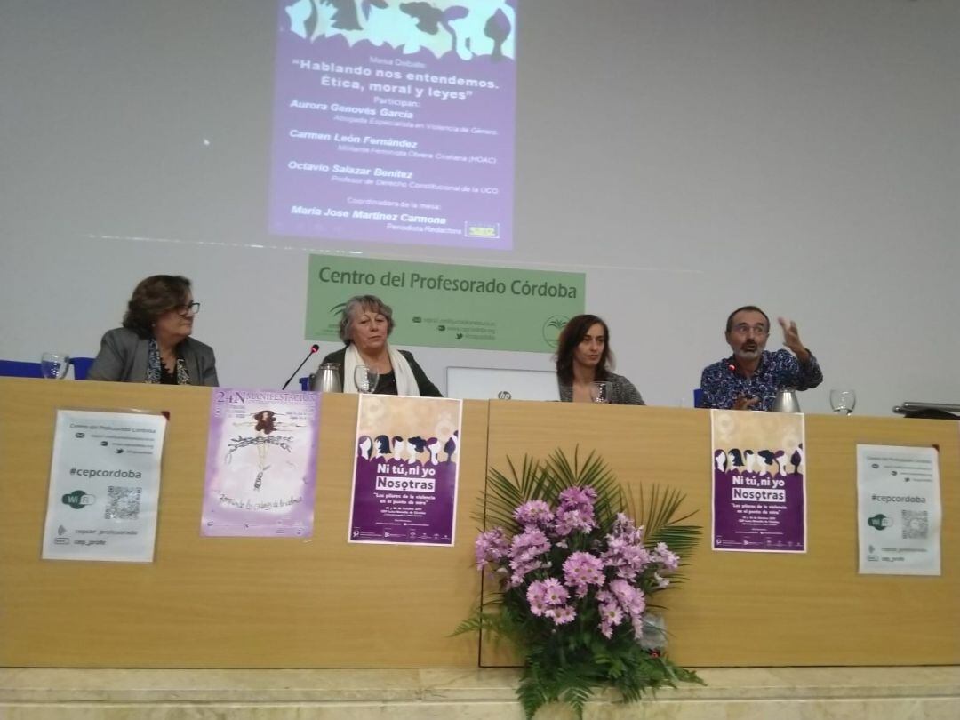 Un momento de las jornadas, con Carmen León, María José Martínez y Octavio Salazar