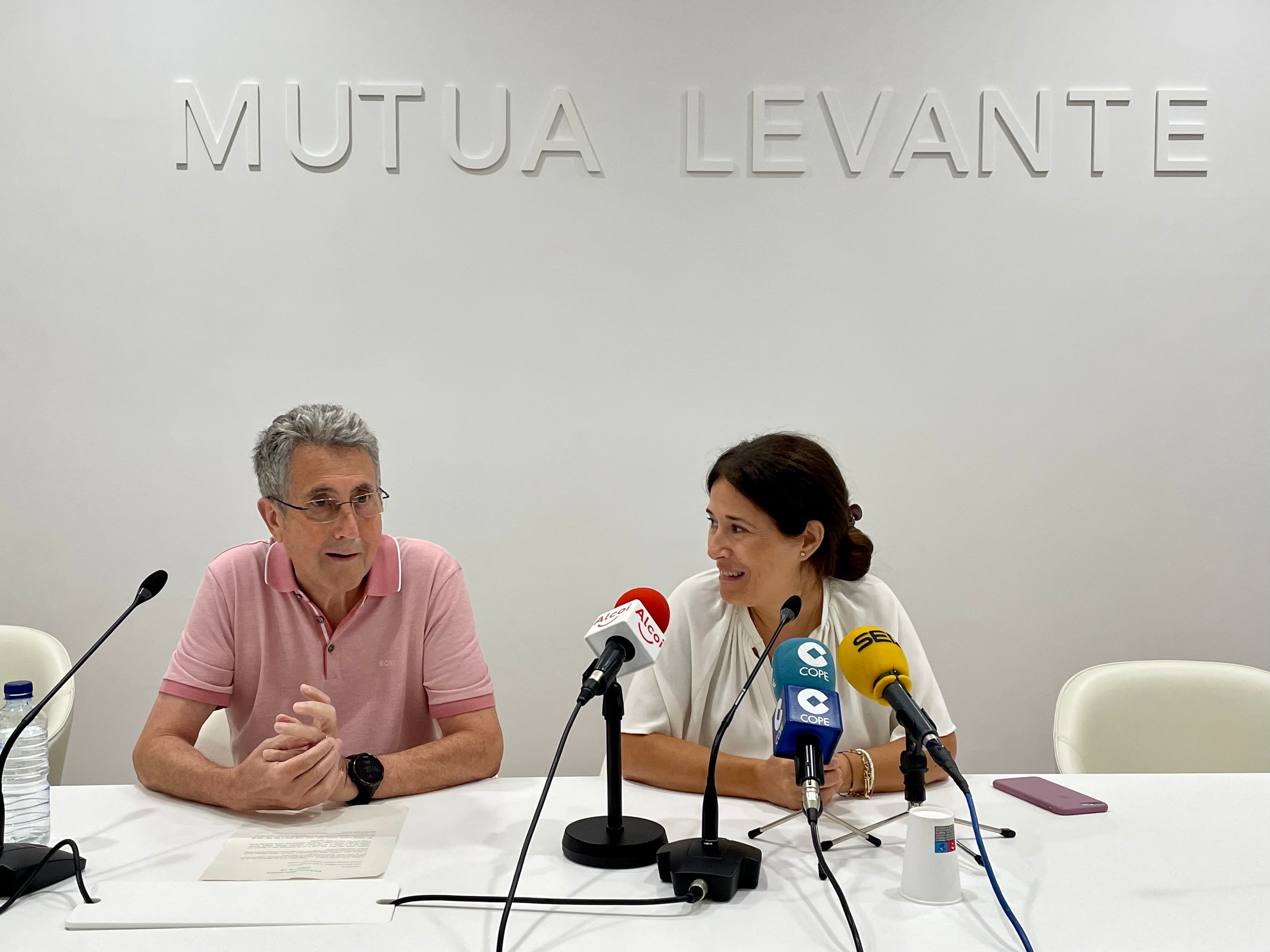 Pep Jordá, secretario y patrono de Fundación Mutua Levante, y Lorena Zamorano, edil de Turismo, en la presentación de la exposición 'Laporta polifacètic'.