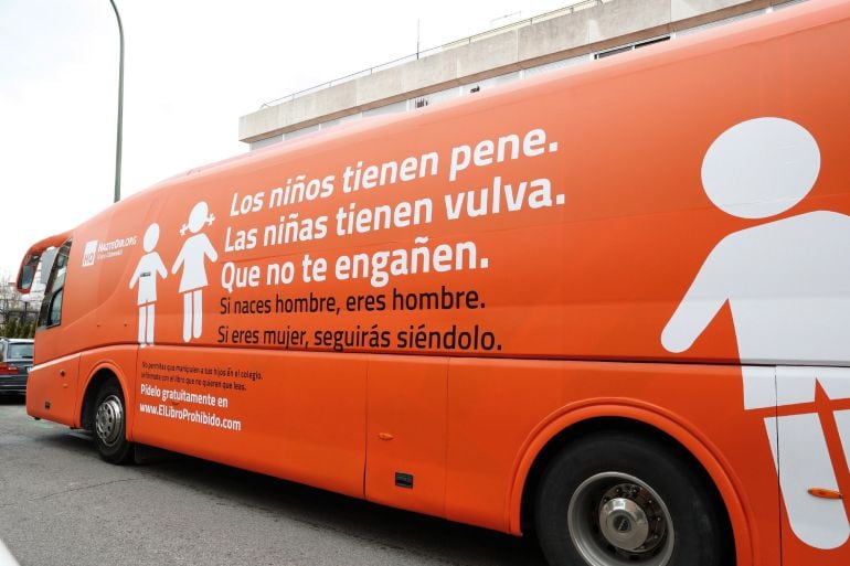 Autobús de la plataforma HazteOír.org que recorre varias ciudades de España con lemas rotulados como &quot;Los niños tienen pene&quot;, &quot;Las niñas tienen vulva&quot;, &quot;Que no te engañen&quot;, &quot;Si naces hombre, eres hombre&quot; o &quot;Si eres mujer, seguirás siéndolo&quot;.