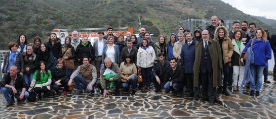 Los periodistas con Charo Cordero, Antonio González Riscado y Arnaldo Bras, entre otros representantes de instituciones