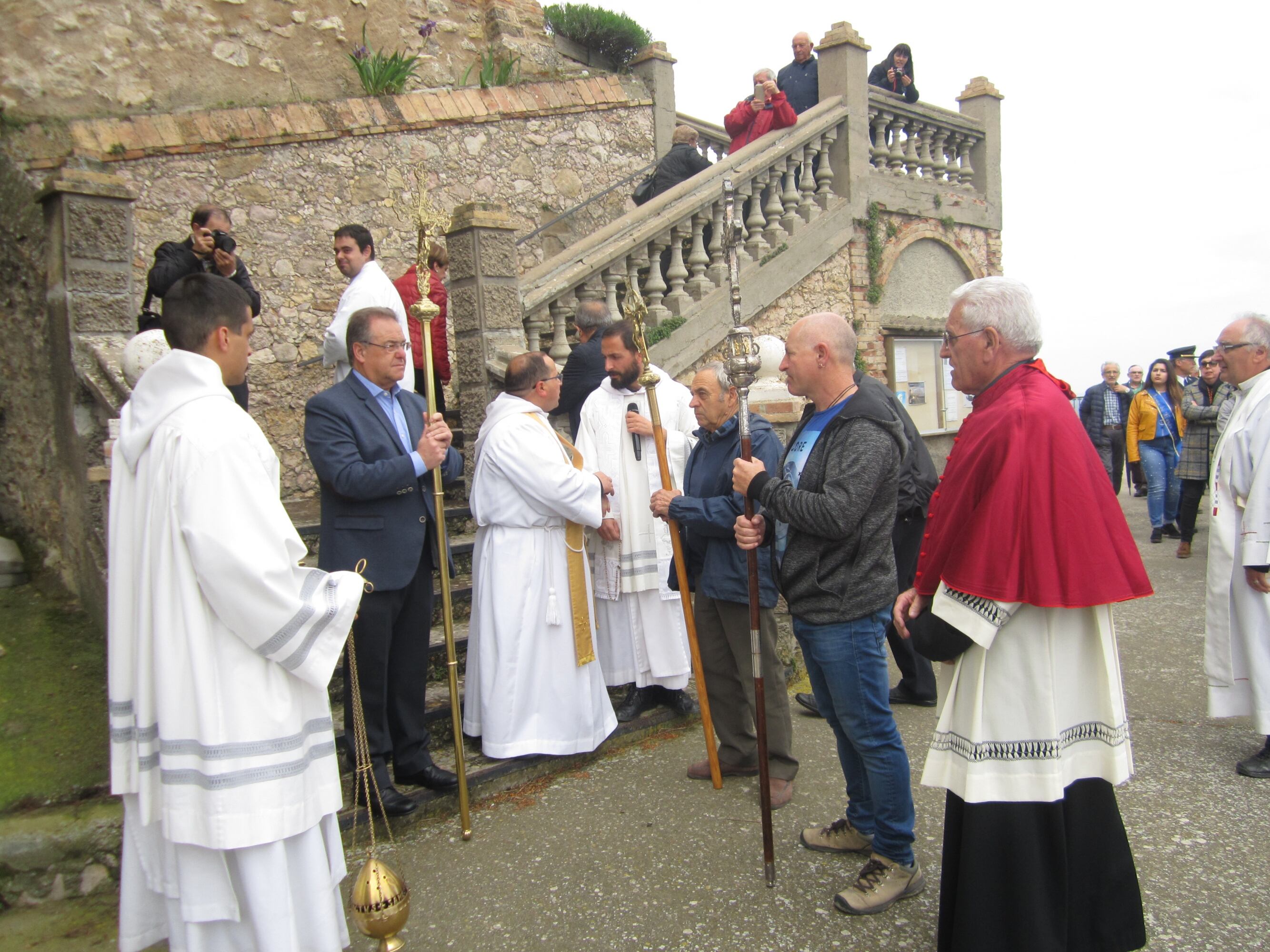 Momento del tradicional encuentro de las cruces.