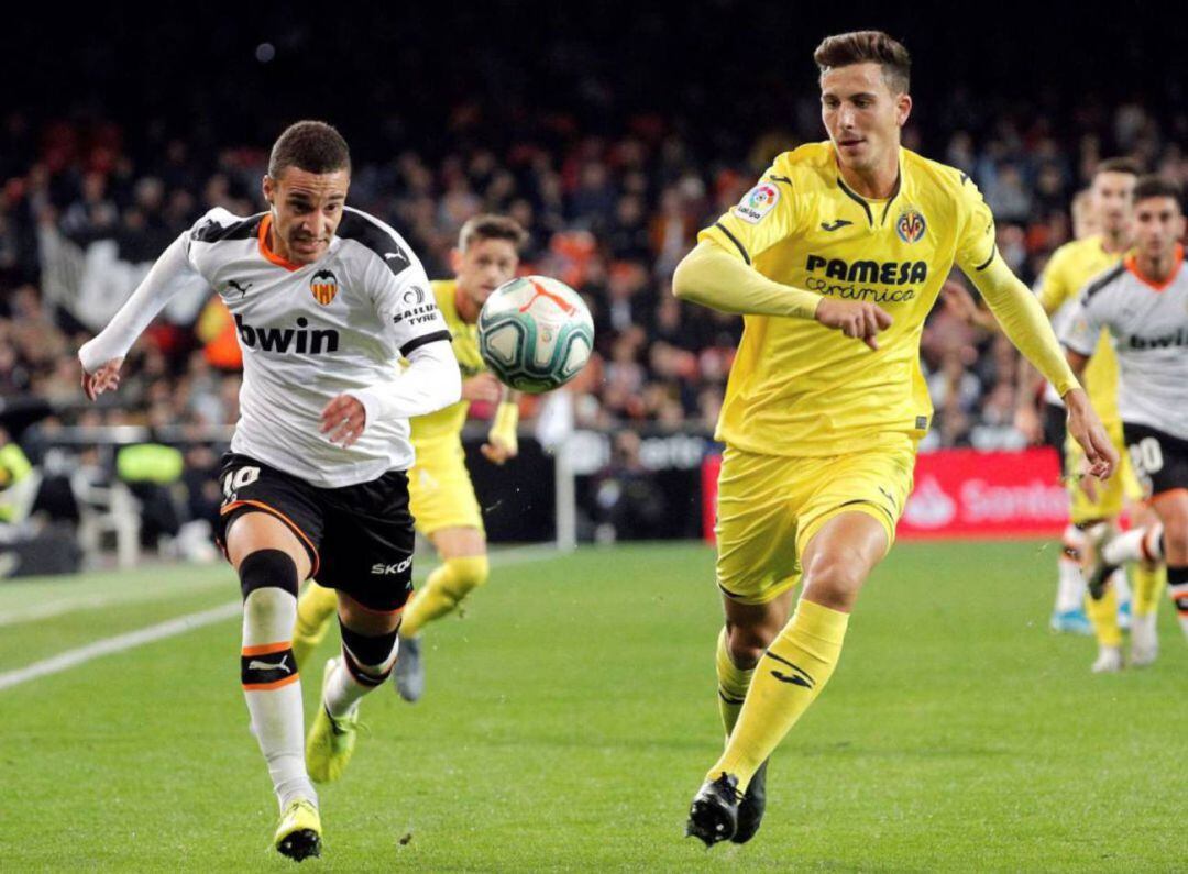 Rodrigo (Valencia CF) y Pau Torres (Villarreal CF) en el último derbi disputado en Mestalla