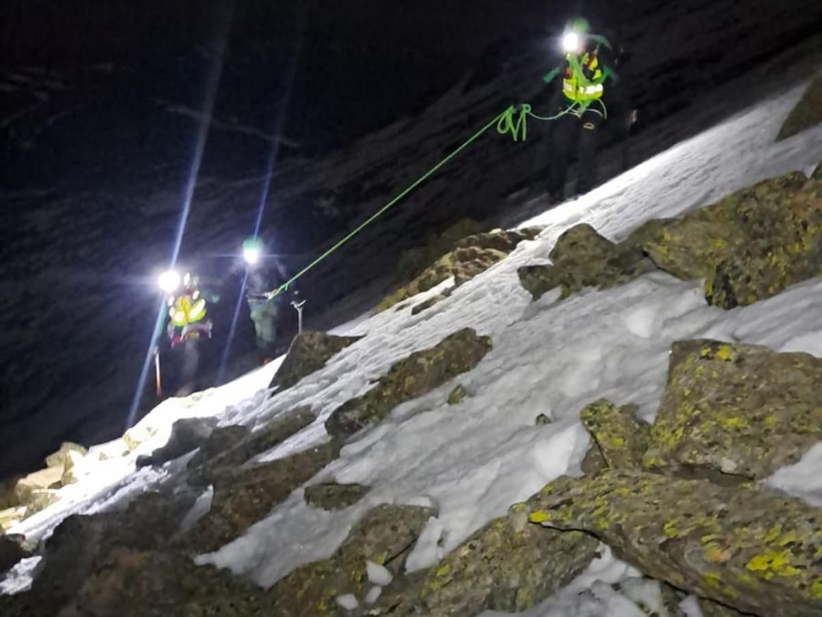 Dos senderistas rescatados en el Pico de Dos Hermanas