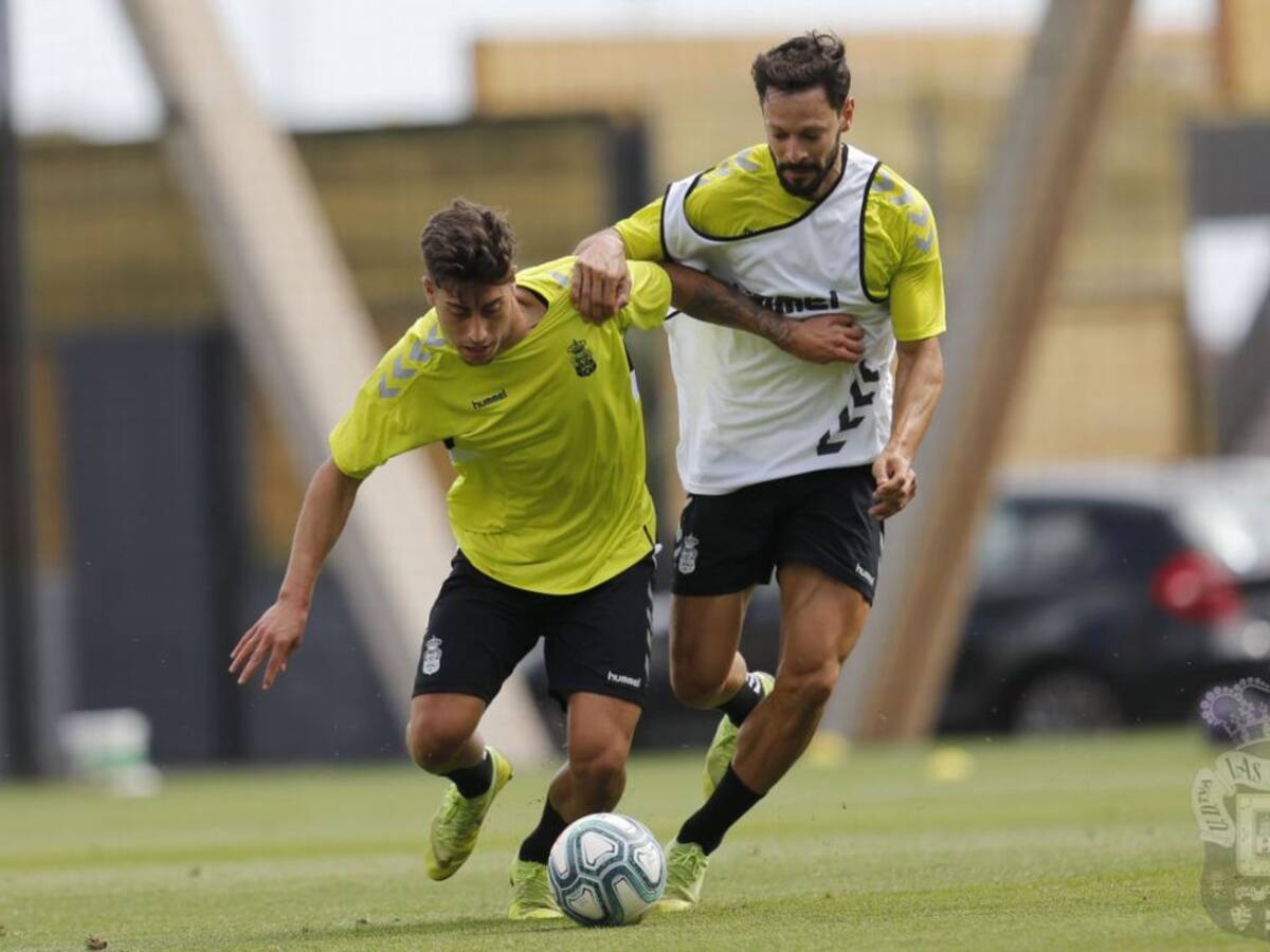 Cinco jugadores de la UD Las Palmas se ejercitan apartados por molestias físicas