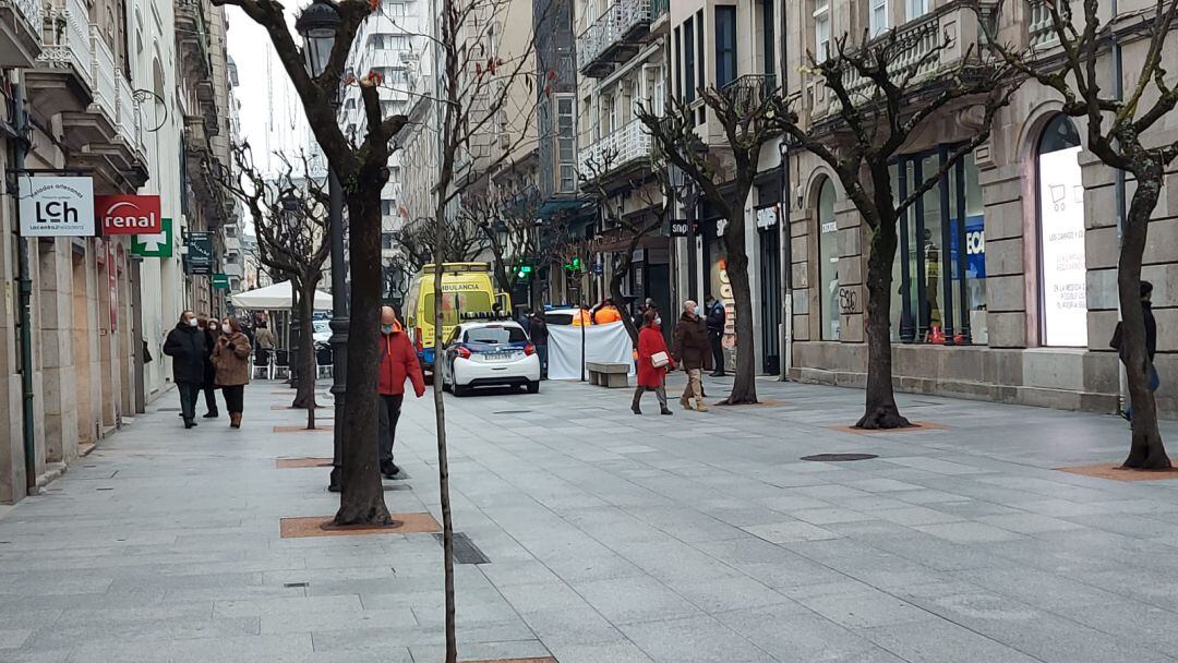 Ambulancia y Policía en la calle del Paseo en el momento del suceso