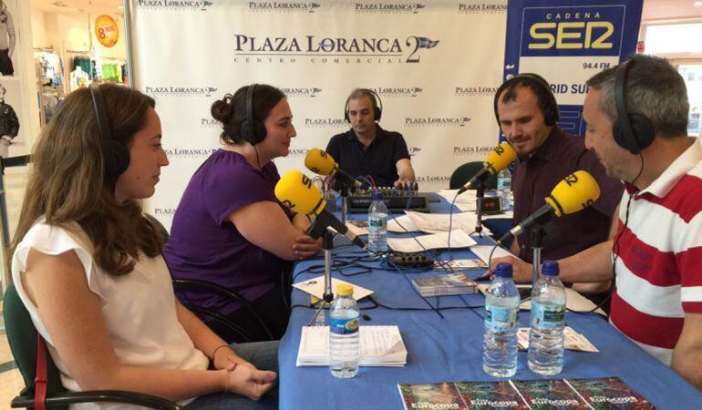 David Sañudo (segundo por la derecha) y Chema Contreras (primero por la derecha), presentador de &#039;Hoy por Hoy Madrid Sur&#039; y director de Rincón Literario respectivamente, durante la celebración de uno de los programas del certamen