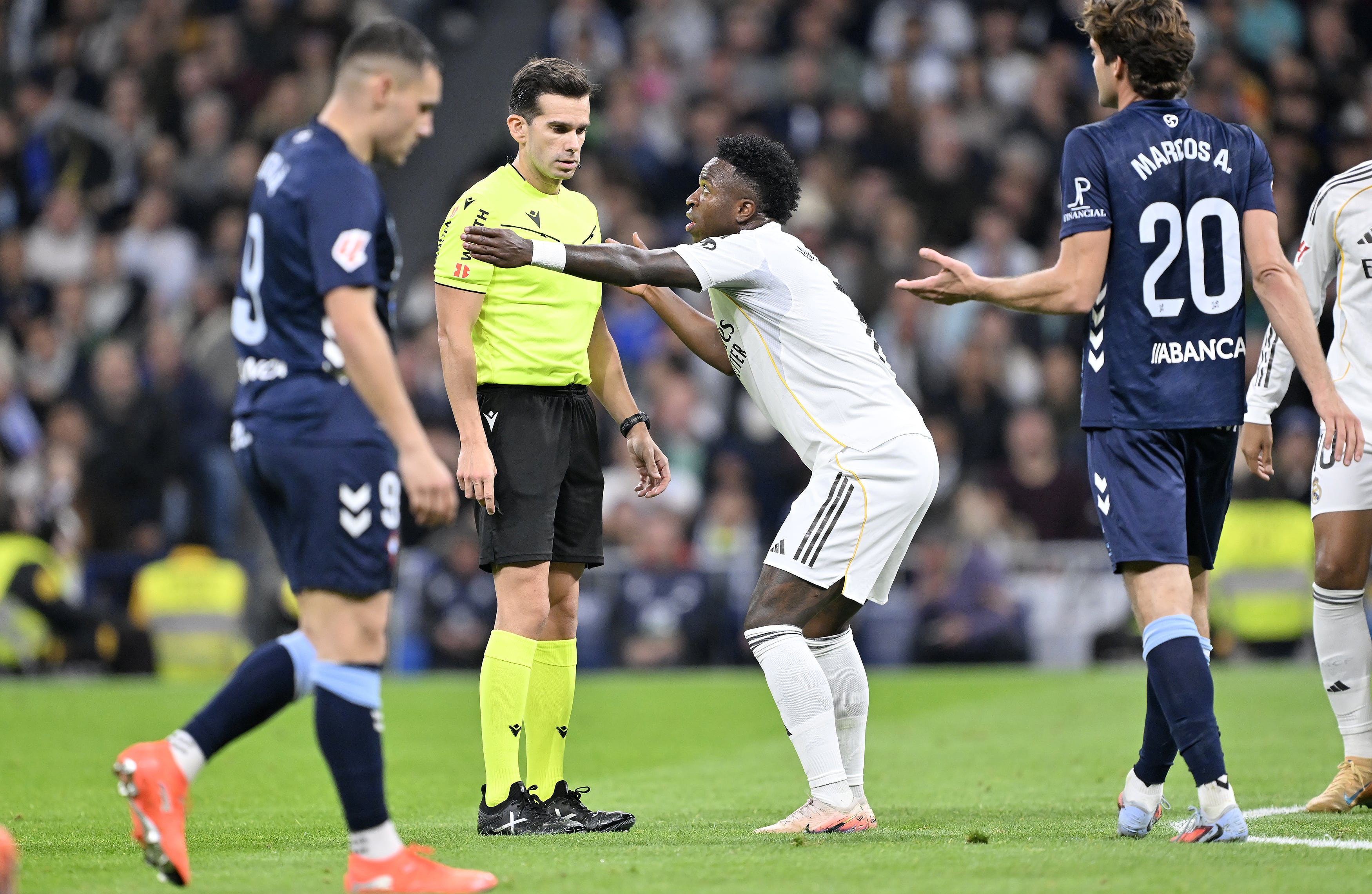 El jugador del Real Madrid Vinicius Júnior protesta al árbitro Alejandro Quintero
