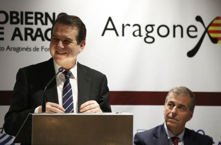 El alcalde de Vigo, Abel Caballero, ha participado este martes en el desayuno informativo de las Tertulias Sociales y de Economía Entorno Empresarial, donde ha sido presentado por el presidente de las Cortes de Aragón, Antonio Cosculluela (d).