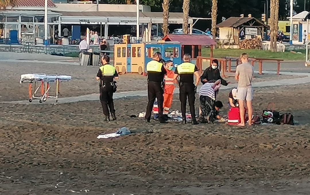Intervención de la policía local de Málaga en la misma playa