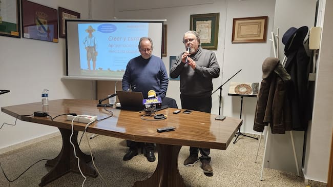 Presentación del conferenciante por José Nieto, presidente de la A.C. Andaraje