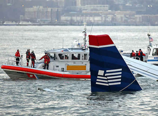 Imagen de la cola del avión, sumergido en el río Hudson