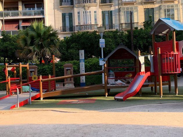 Algunos 'sin techo' duermen durante la mañana en un parque cercano a la Aduana