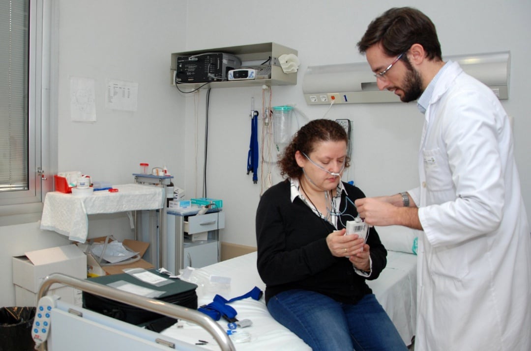 Un médico atiende a una paciente