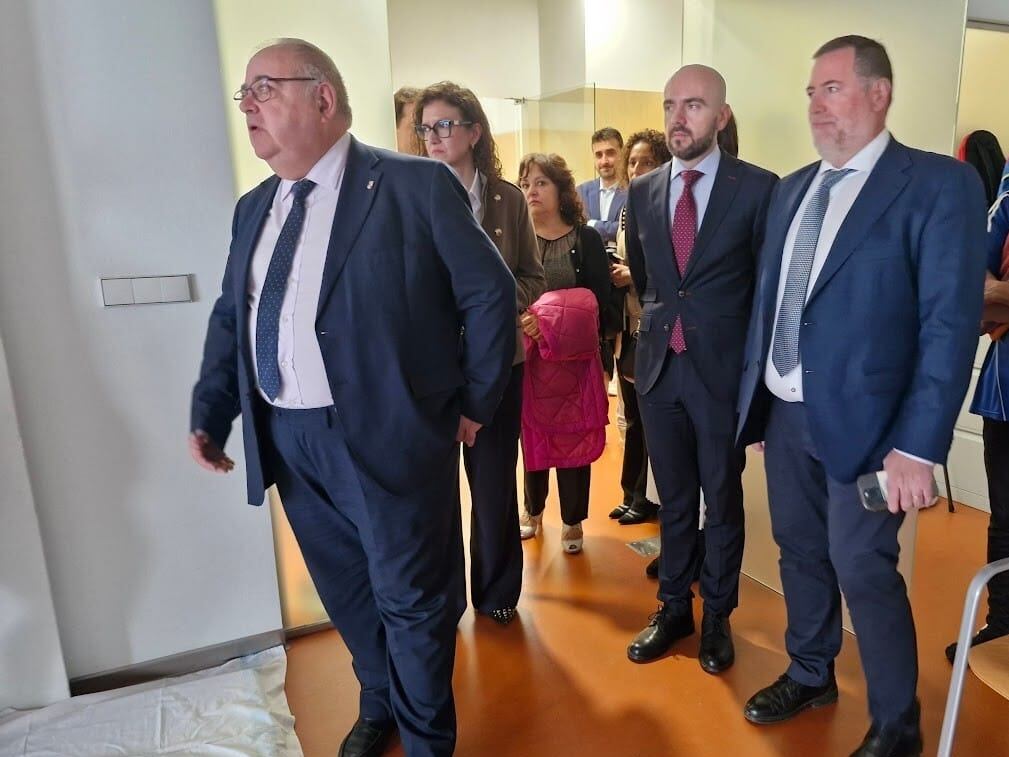 Un momento de la visita del consejero de Sanidad