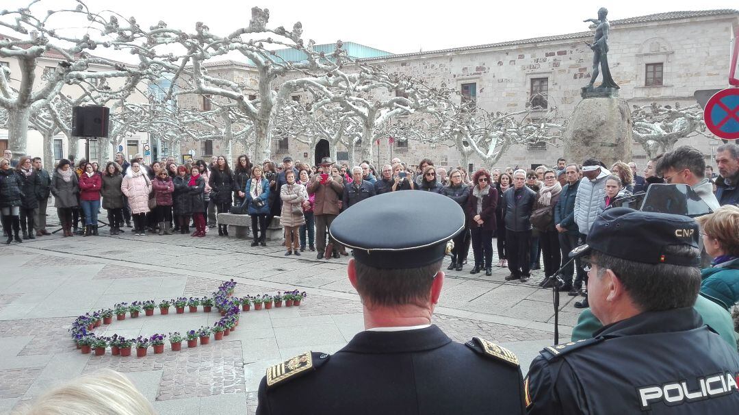 Acto institucional contra la Violencia de Género en la Plaza de Viriato de la capital
