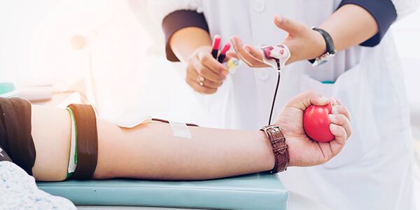 Detalle de una persona donando sangre