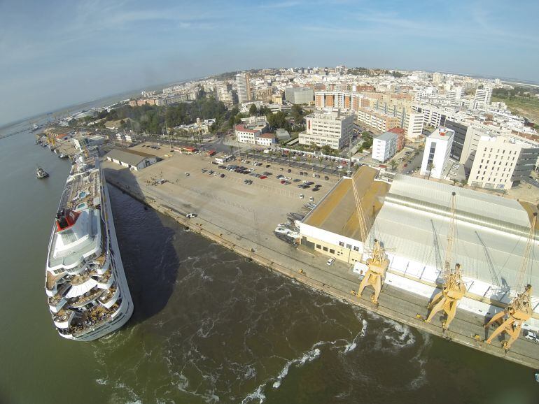 Crucero atracando en el Muelle de Levante