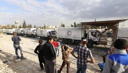 Varios camiones de la Media Luna Roja con ayuda humanitaria entran en el campo de refugiados del campo de refugiados de la ciudad de Douma, en el distrito de Damasco Siria