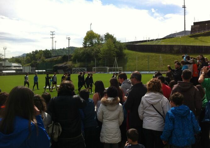Xabi Prieto y el resto de la plantilla realista se retira del césped apoyados por gran cantidad de seguidores que se han acercado a Zubieta.