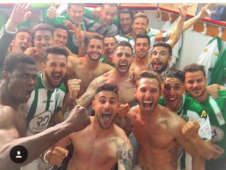 La plantilla celebra la victoria en Huesca