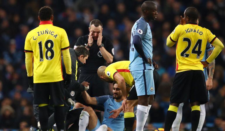 Los servicios médicos del Manchester City atienden a Gündogan