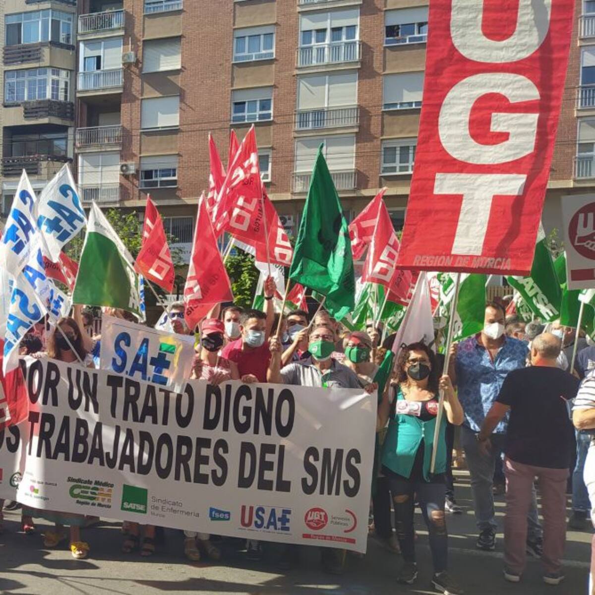 Manifestación ante la consejería de Salud para exigir la actualización de la bolsa de trabajo para verano