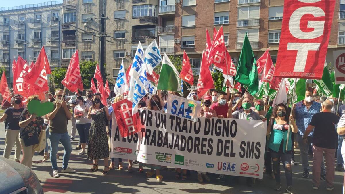 Manifestación ante la Consejería de Salud para exigir la actualización de la bolsa de trabajo del SMS