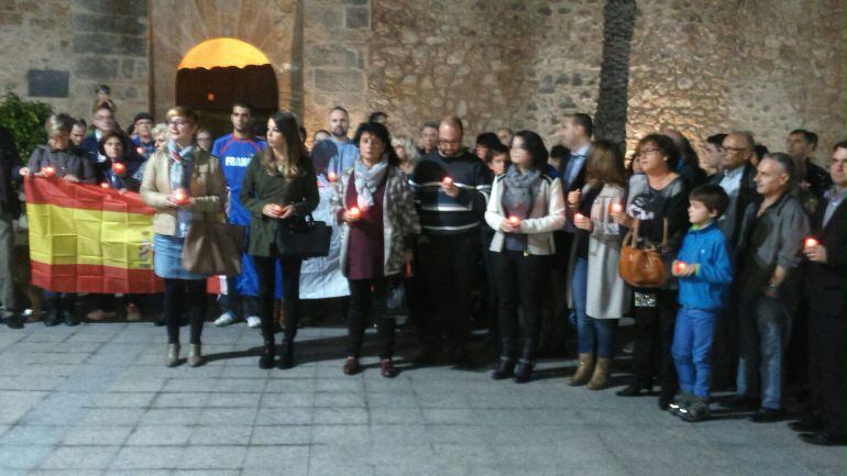 Ciudadanos de Santa Pola se han concentrado con velas encendidas