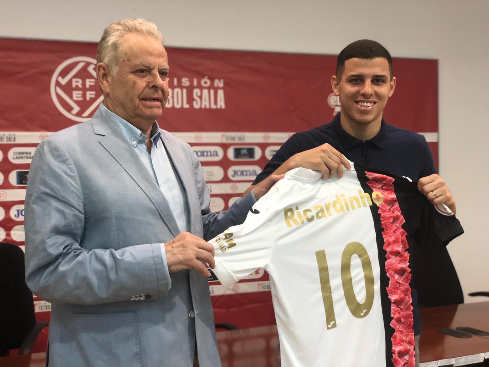 Bolarin y Ricardinho posan con la camiseta del nuevo jugador charcutero