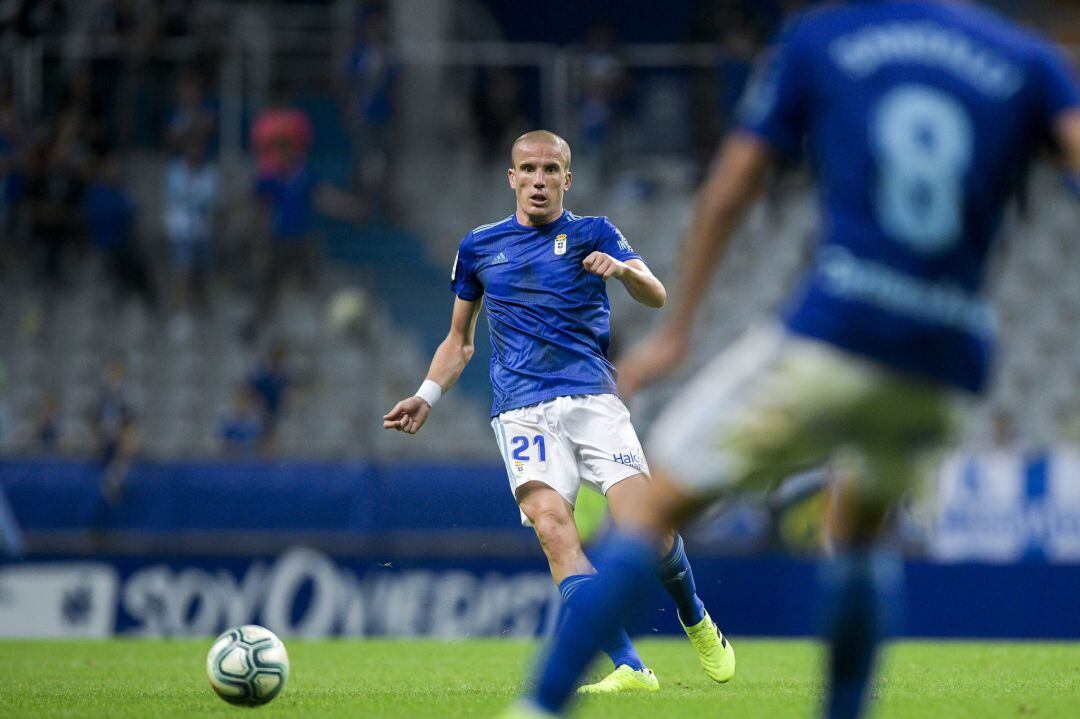 Lolo en un partido con el Oviedo.