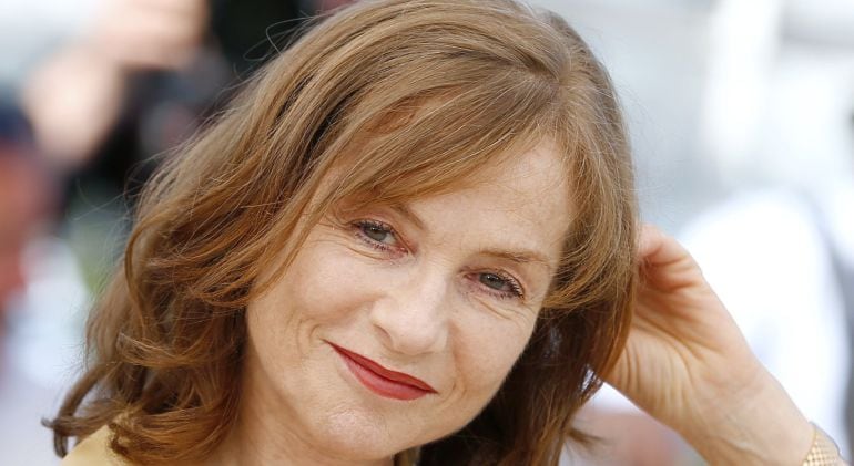 Isabelle Huppert posa en el photocall del Festival de Cannes, en el que compitió su película &#039;Elle&#039;.