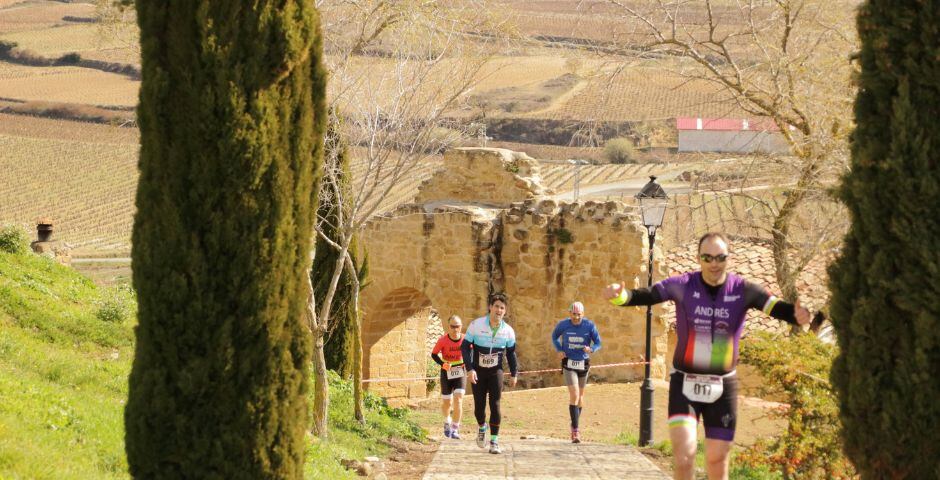 El municipio de La Rioja acoge la prueba deportiva, que termina en la subida al castillo medieval | Duatlón San Vicente | Club Rioja Triatlón