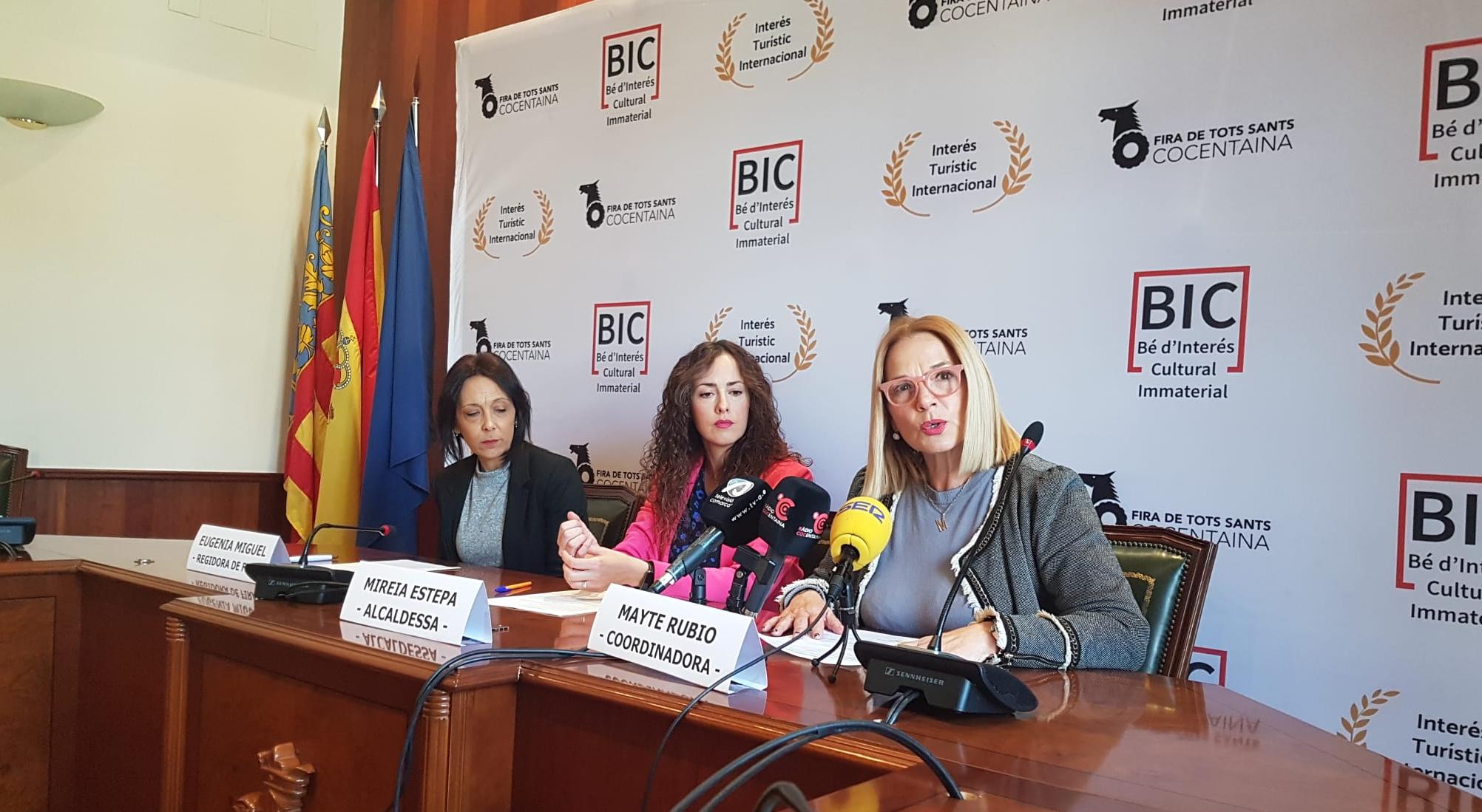 Eugenia Miguel, edil de Fira; la alcaldesa Mireia Estepa y Mayte Rubio, coordinadora, presentando el III Congrés Anual de la Fira de Tots Sants de Cocentaina.