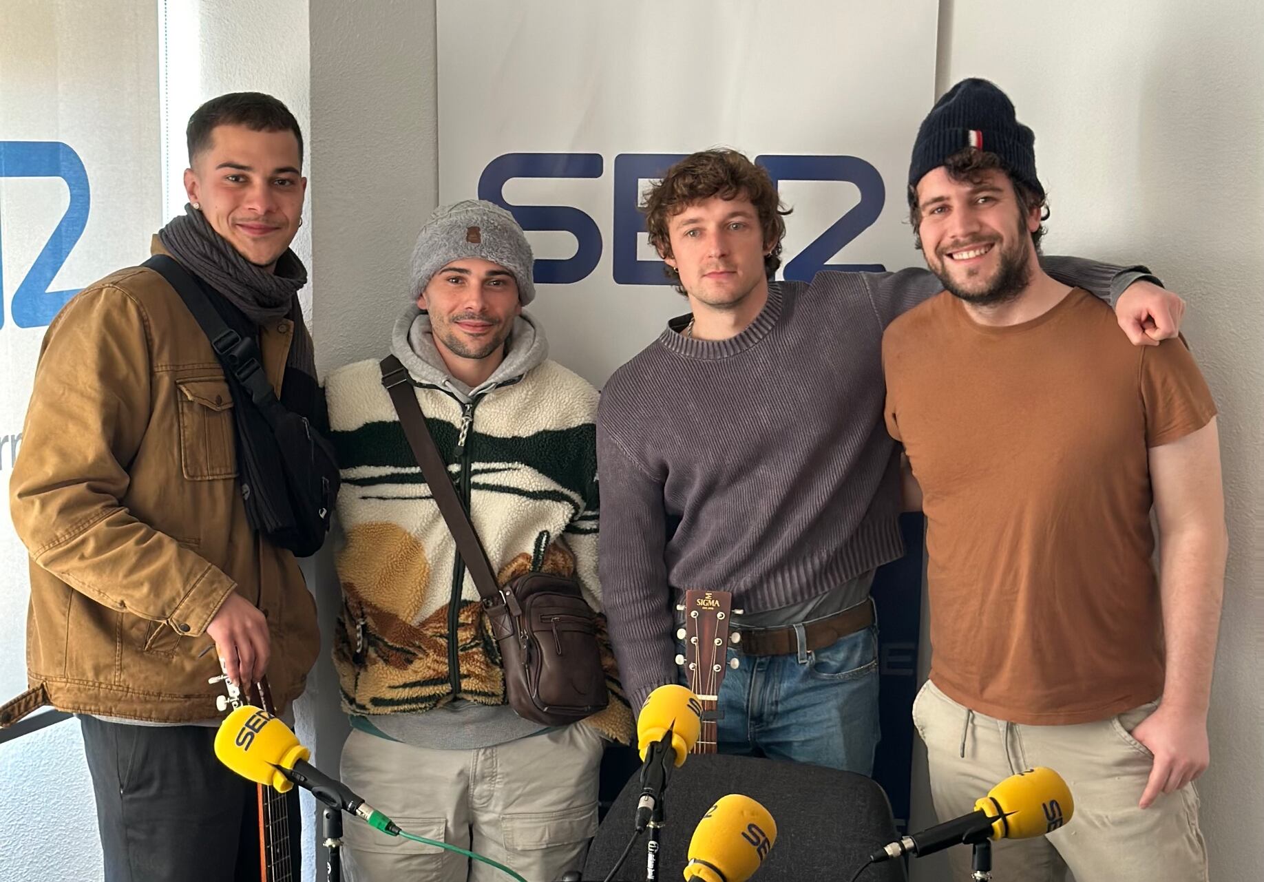 Dani, Adrián y Álex (de izquierda a derecha), componentes de De Rancho, junto al locutor Adrián Carrillo en los estudios de SER Madrid Sierra
