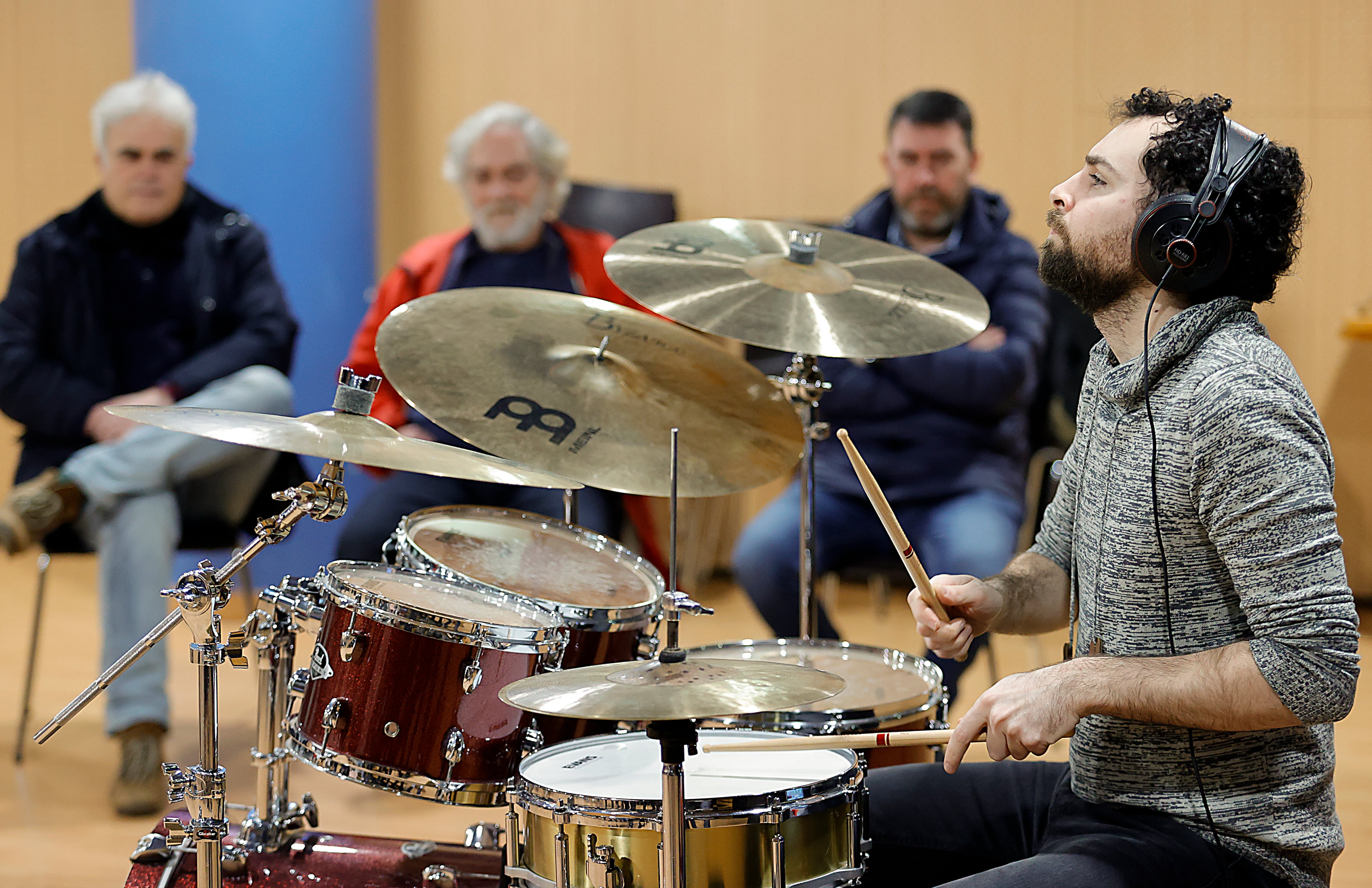 NARÓN, 27/01/2023.- El músico Miguel Lamas imparte una clase en el auditorio de Narón. Miguel Lamas, natural de Fene y uno de los músicos de confianza de artistas como Dani Martín o Pablo Alborán en sus giras, regresa a su comarca para ofrecer una clase magistral mientras ultima su nuevo trabajo discográfico en solitario. EFE/ Kiko Delgado