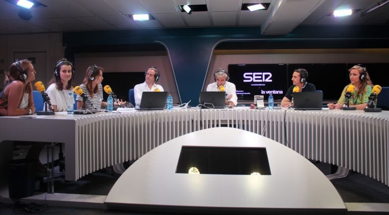 De izquierda a derecha: Marta Valderrama, Marina García, Andrea Sanchis, Isaías Lafuente, Carles Francino, Roberto Sánchez y Yolanda Sánchez.