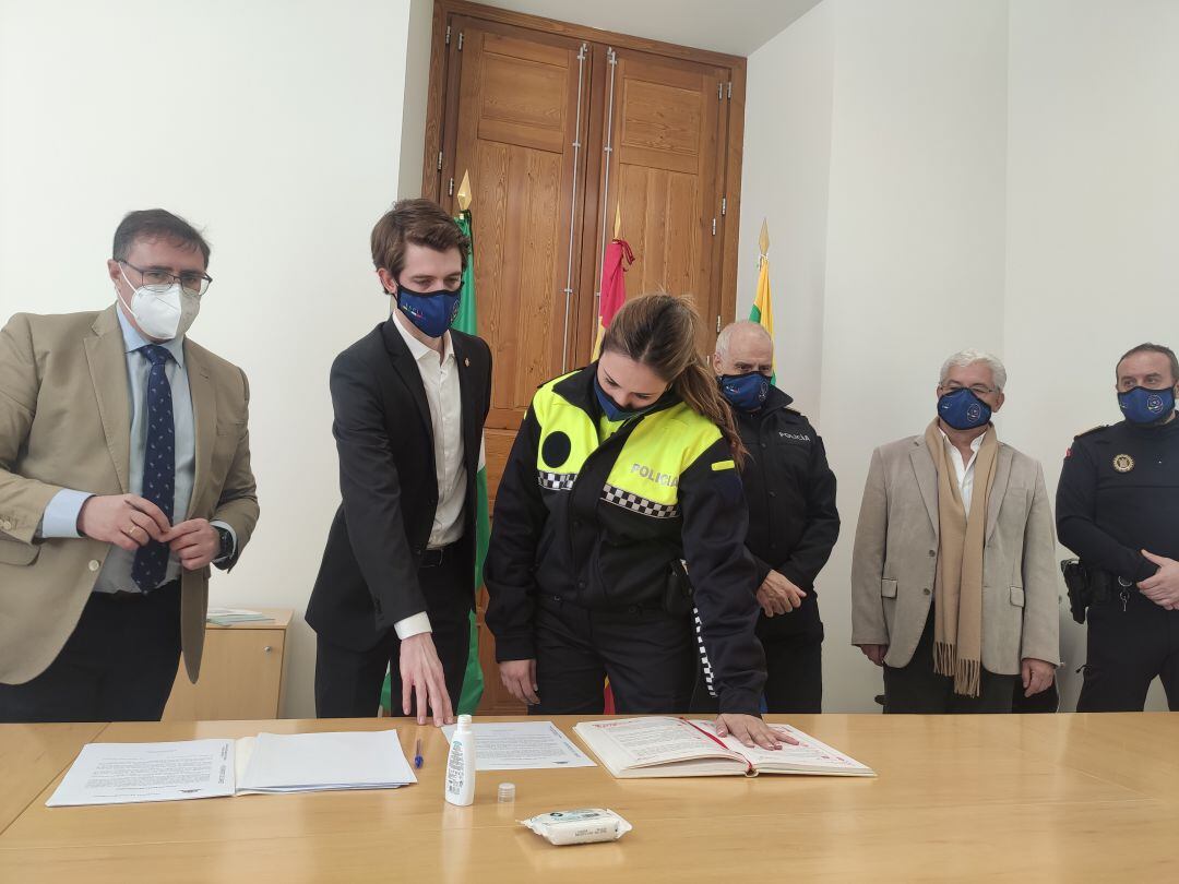 Una agente en la toma de posesión de los 17 policías locales que hoy han asumido su cargo como funcionarios en prácticas.