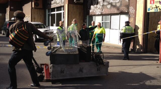 Uno de los subsaharianos que se dedicaban a recoger chatarra en Barcelona, durante el desalojo de este lunes