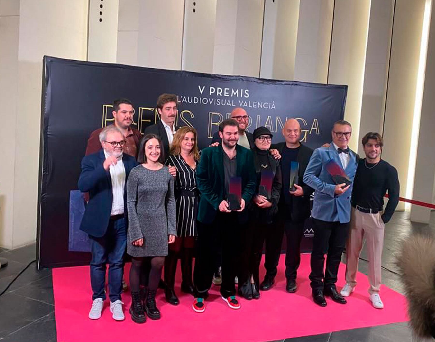 L'equip de la sèrie amb els quatre guardons una vegada acabada la cerimònia d'entrega de premis