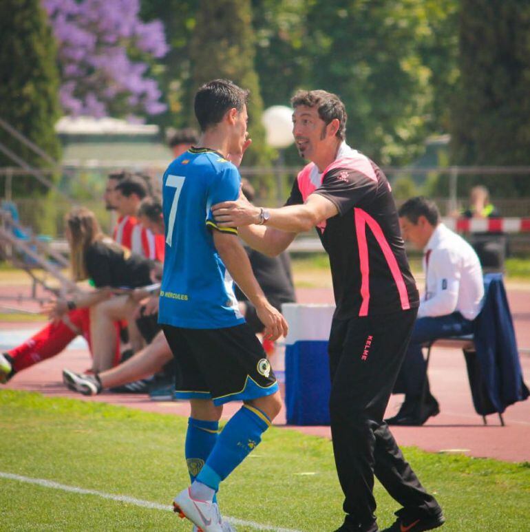 Antonio Moreno, entrenador, habla con su jugador