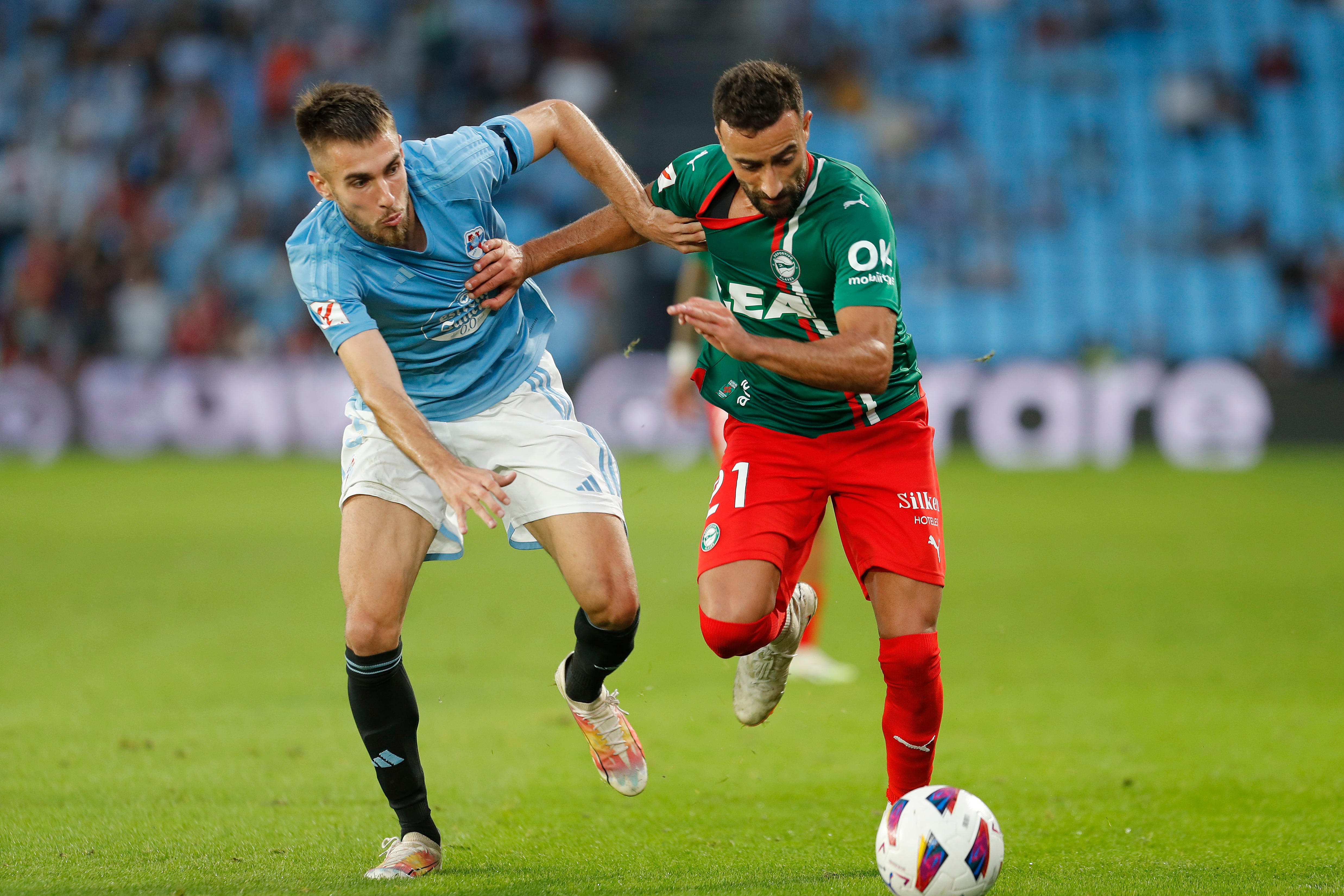 VIGO (PONTEVEDRA), 28/09/2023.- El defensa del Celta Óscar Mingueza (i) lucha con Abde Rebbach, del Alavés, durante el partido de la séptima jornada de LaLiga que Real Celta de Vigo y Deportivo Alavés disputan este jueves en el estadio de Balaídos. EFE/ Salvador Sas
