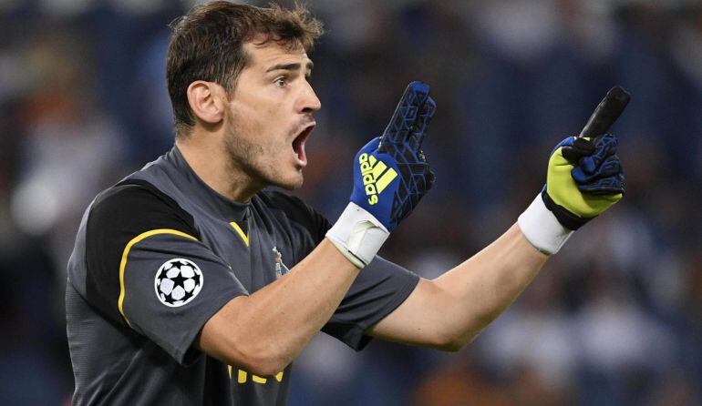 Casillas ordena a su equipo en Roma