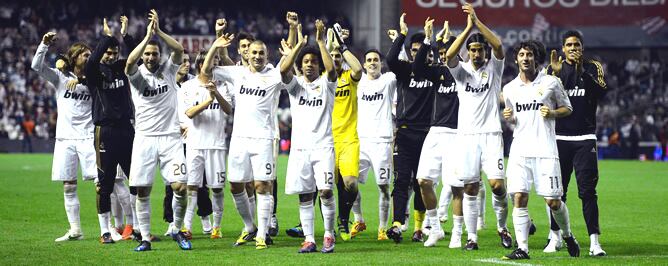 Los jugadores del Real Madrid celebran su victoria en San Mamés y la consecución del 32º título de Liga para el club blanco