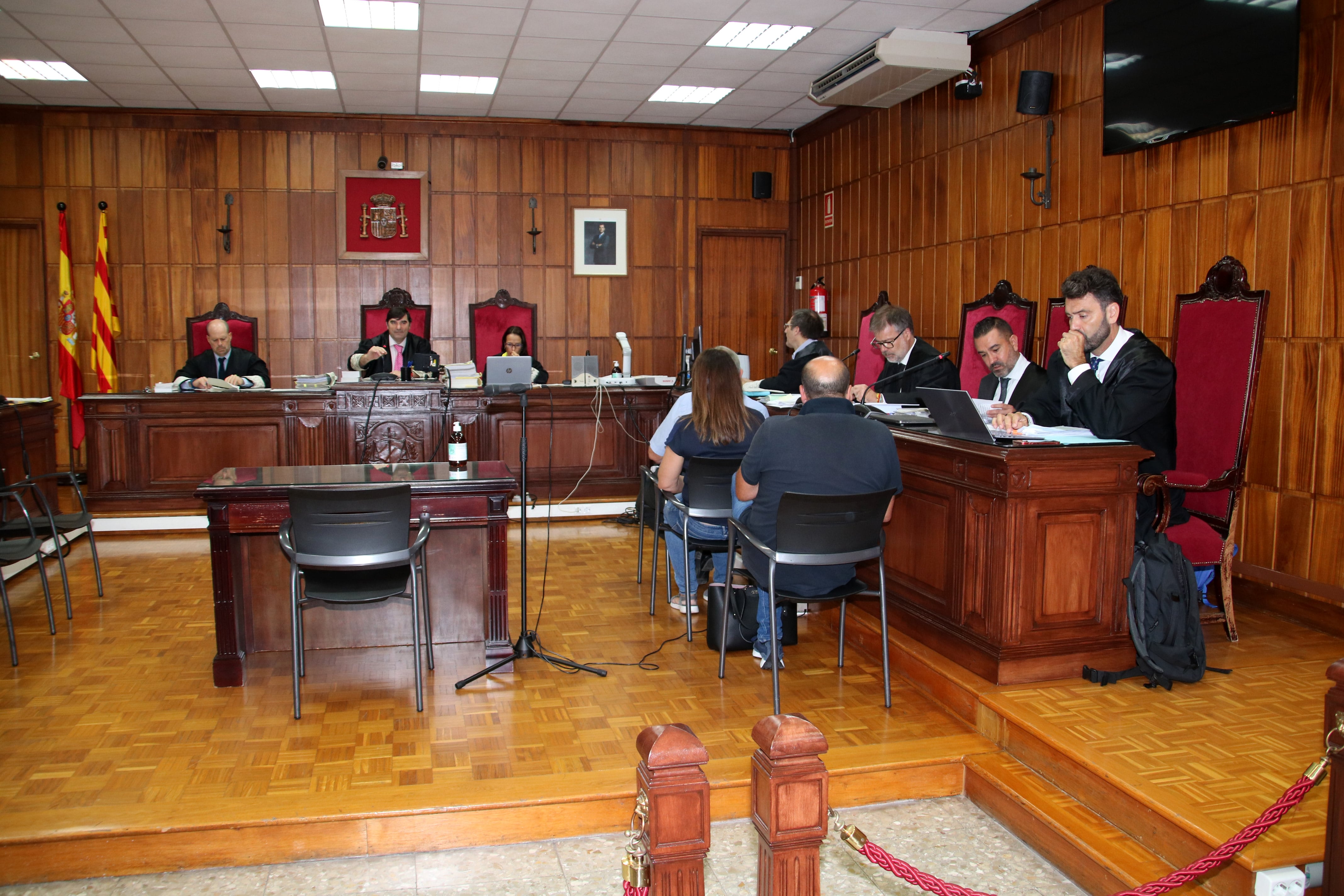 Tres acusats de prevaricació i malversació de cabals públics, entre ells l&#039;exalcalde de Roda de Berà, Pedro José Figuereido a la sala durant el judici celebrat a l&#039;Audiència de Tarragona