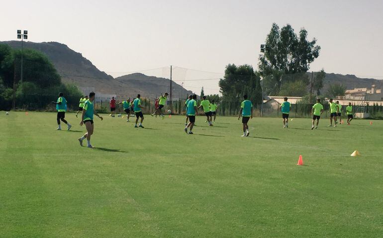 Los jugadores del Hércules se entrenan en las instalaciones de Fontcalent