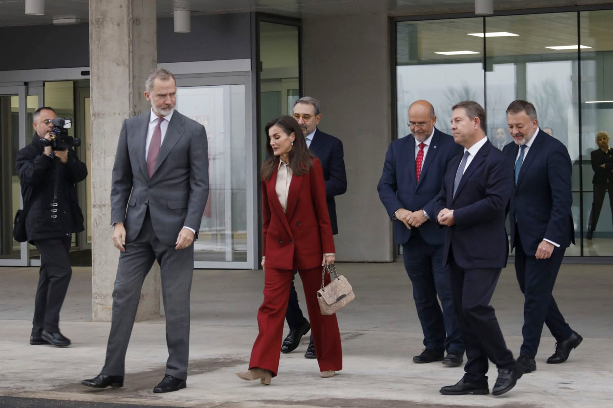 CUENCA, 19/12/2024.- Los reyes Felipe VI y Letizia, acompañados del presidente de Castilla-La Mancha, Emiliano García-Page (d), entre otros, a su llegada han llegado a la inauguración este jueves de la inauguración del nuevo Hospital Universitario de la ciudad, una infraestructura que sustituirá al Hospital Virgen de la Luz, que ha estado en servicio seis décadas. EFE/ José del Olmo
