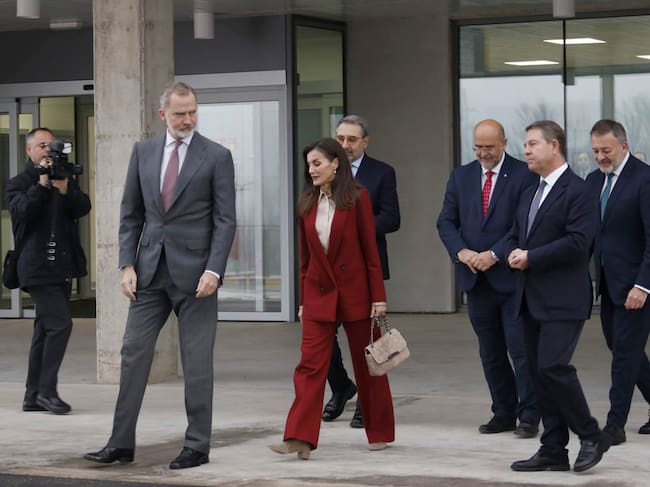 CUENCA, 19/12/2024.- Los reyes Felipe VI y Letizia, acompañados del presidente de Castilla-La Mancha, Emiliano García-Page (d), entre otros, a su llegada han llegado a la inauguración este jueves de la inauguración del nuevo Hospital Universitario de la ciudad, una infraestructura que sustituirá al Hospital Virgen de la Luz, que ha estado en servicio seis décadas. EFE/ José del Olmo