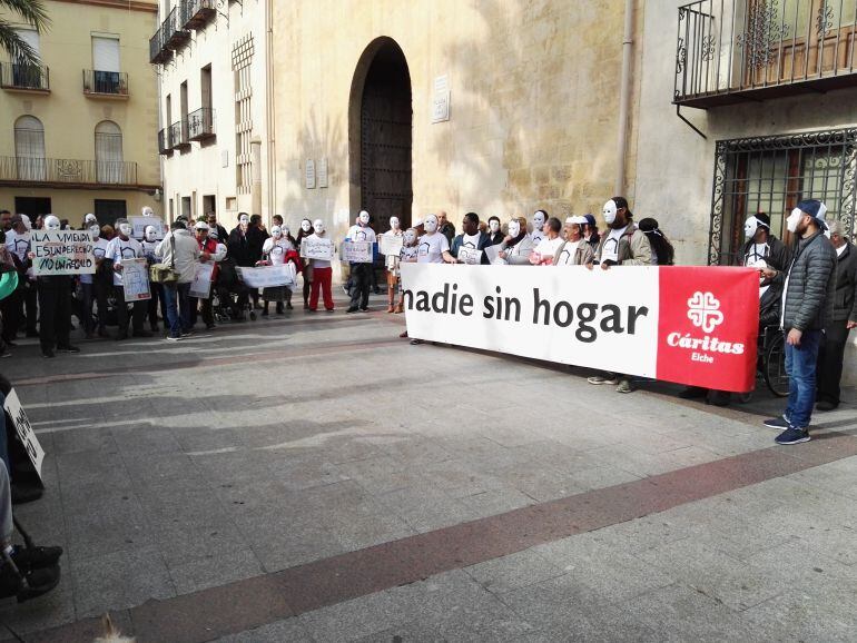 Concentración de Cáritas Elche en la plaza de Baix