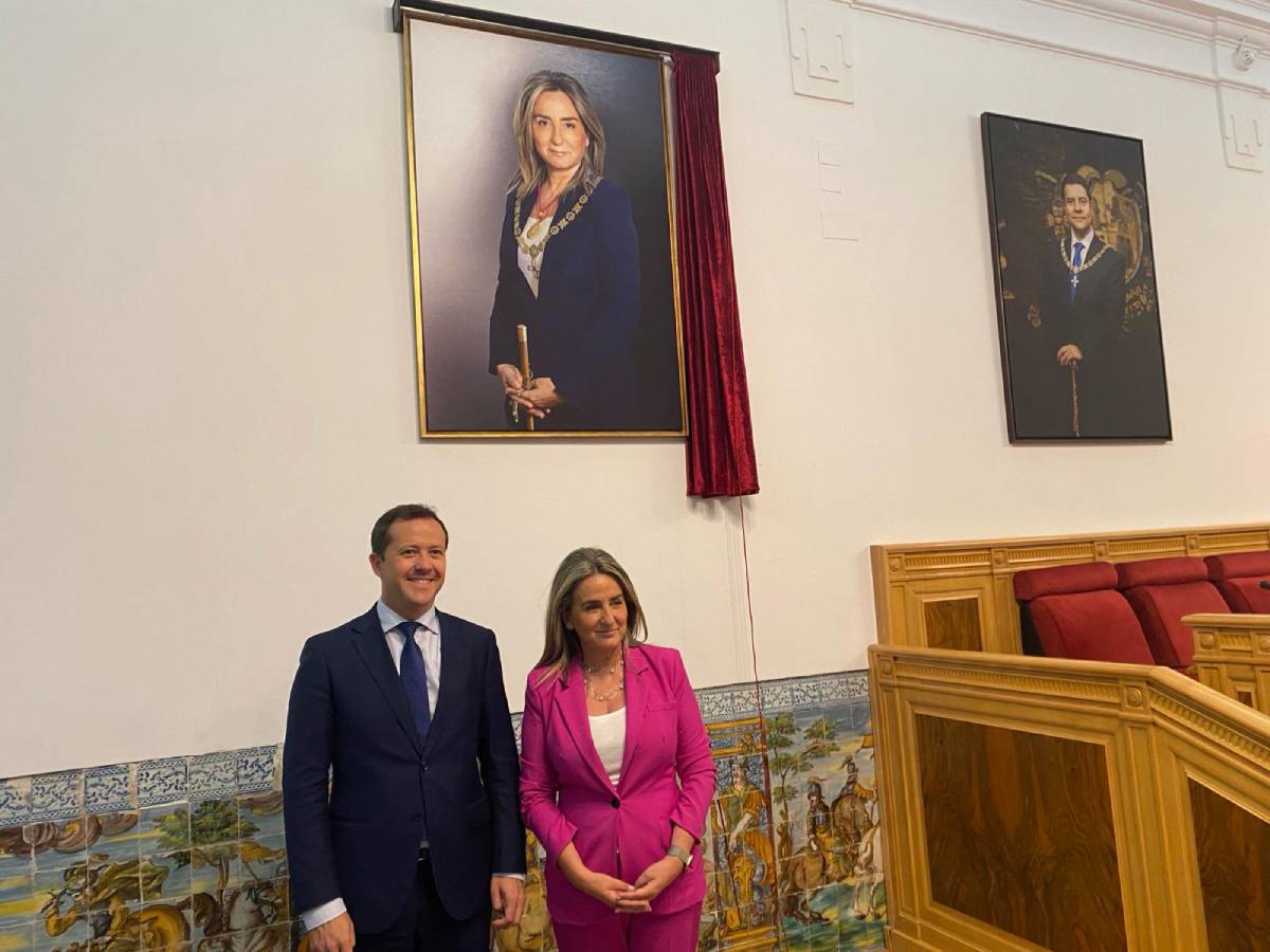 Milagros Tolón y Carlos Velázquez en la presentación del retrato de la exalcaldesa